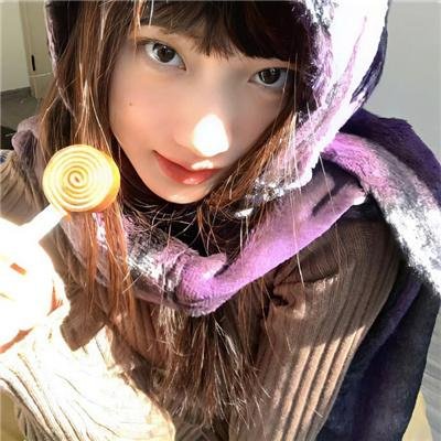 玻璃橱窗中的姑娘